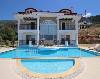 Villa Omringd Door Natuur Op Een Perceel Van 1500 M² In Fethiye