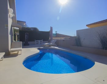 Villa Con Interiores Luminosos Cerca De La Playa En Benalmádena