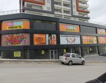 Winkels Met Huurder Aan De Hoofdstraat In Altındağ Ankara 1