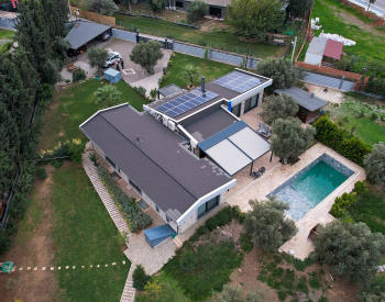 İzmir Güzelbahçe’de Sahile Yakın Geniş Arsada Havuzlu Villa