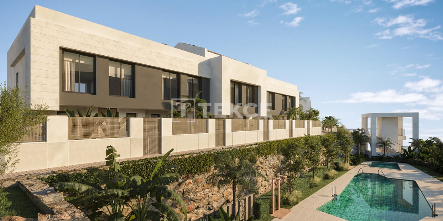Homes with Swimming Pool Close to the Beach in Mijas