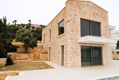 Antalya Kaş Yarımada'da Denize Sıfır Konumda 4+1 Eşyalı Villa 1