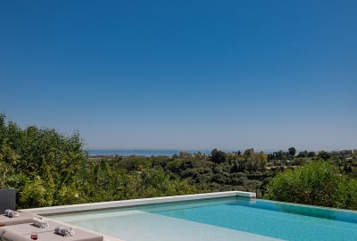 Golf View Villa with Designer Kitchen Near Beach in Benahavís 1