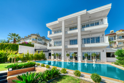 Alanya Tepe'de Deniz ve Şehir Manzaralı Villa 1