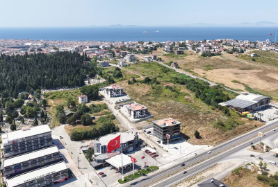 Офисы и магазины с видом на дорогу в центре Яловы 1