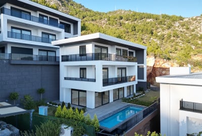 Stylish Detached Villa with City and Sea Views in Alanya 1