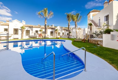 Domy Szeregowe W Esteponie Z Basenami, Spa, Siłownią I Ogrodami 1