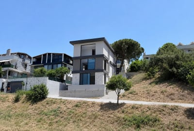 Urla'da Plaja Yürüme Mesafesinde Deniz Manzaralı ve Havuzlu Villa 1