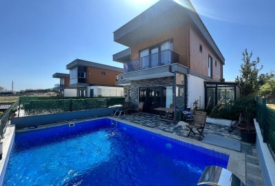 Villa with a Private Garden and Pool in İstanbul Büyükçekmece 1