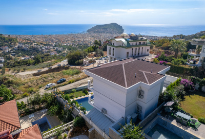 ویلای خیرهکننده با منظره شهر و دریا در آلانیا ترکیه 1