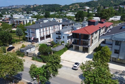 亚洛瓦-泰尔马尔路(yalova-termal Road)旁带仓储空间且宽敞的待售商业地产 1