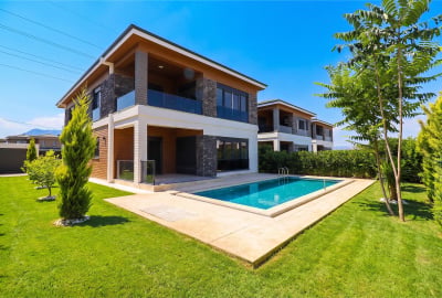 House with Pool in Complex Near Hospital in Döşemealtı Antalya 1