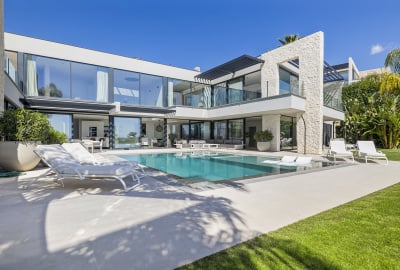 Sea View Villa with a Private Pool in Benahavís 1