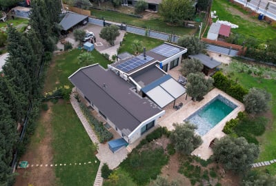 İzmir Güzelbahçe’de Sahile Yakın Geniş Arsada Havuzlu Villa 1