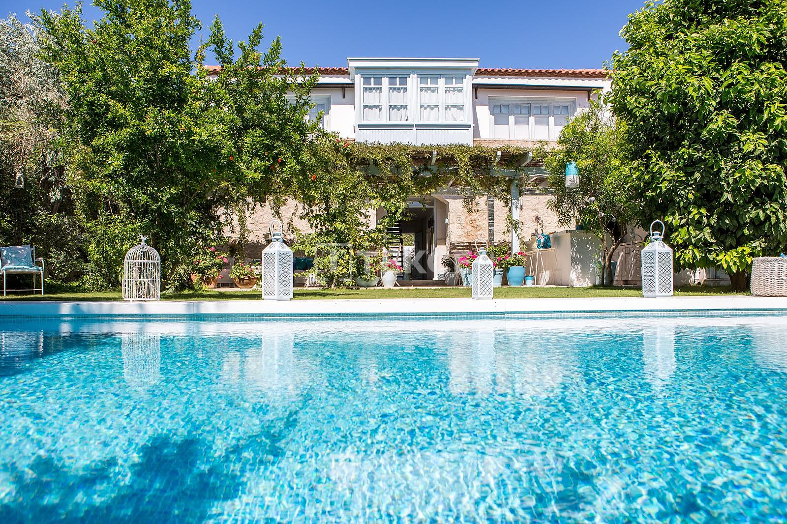 Hotel with Pool Close to the Beach and Bazaar in Alaçatı Çeşme