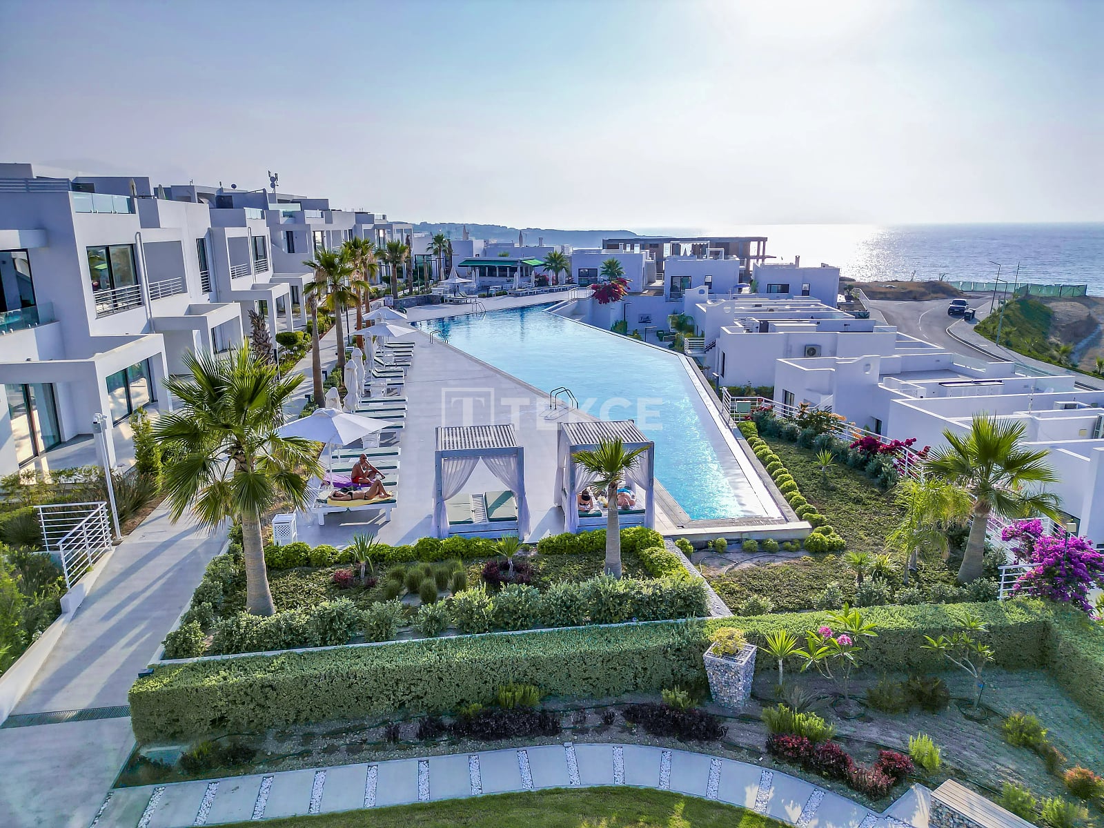 Seafront Flats in Low-Rise Buildings in Girne Karaağaç