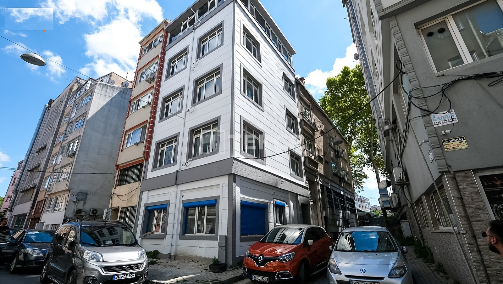 Building 100 m from Tram Station in İstanbul Fatih Sehremini