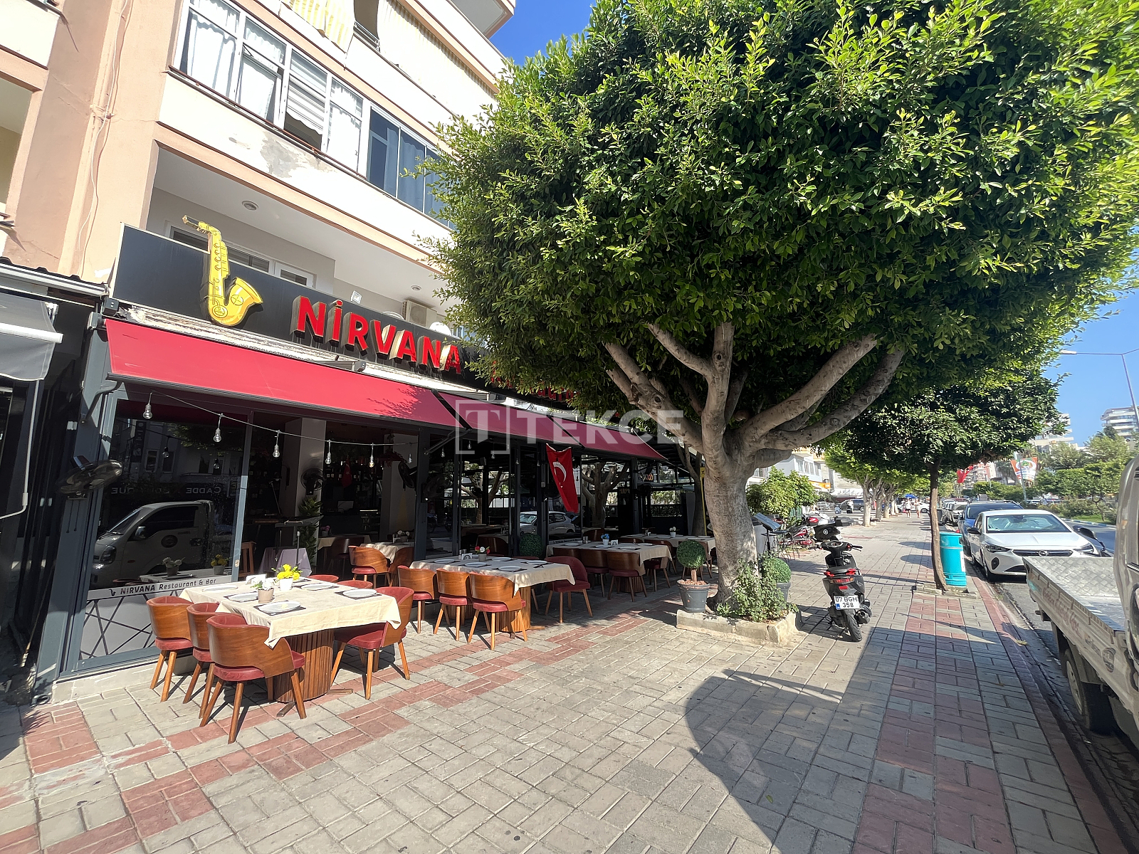 Tenant-Occupied Commercial Property 100 m from the Sea in Alanya