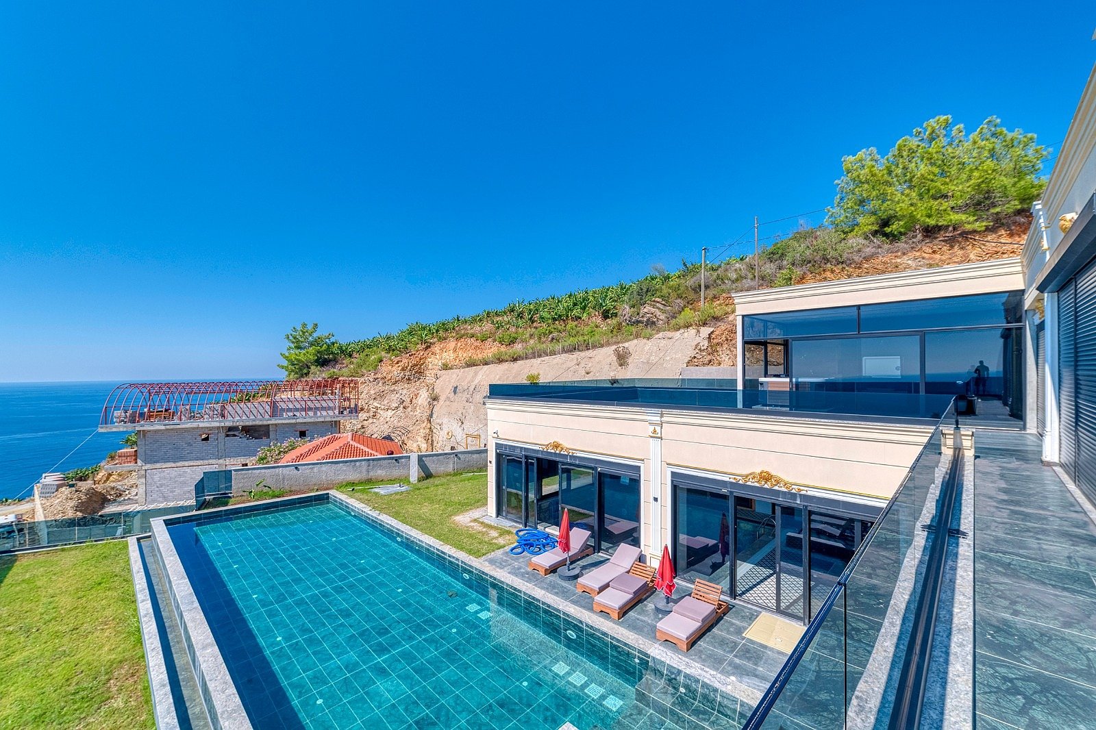 Kargıcak'ta Özel Tasarım Deniz ve Doğa Manzaralı Müstakil Villa