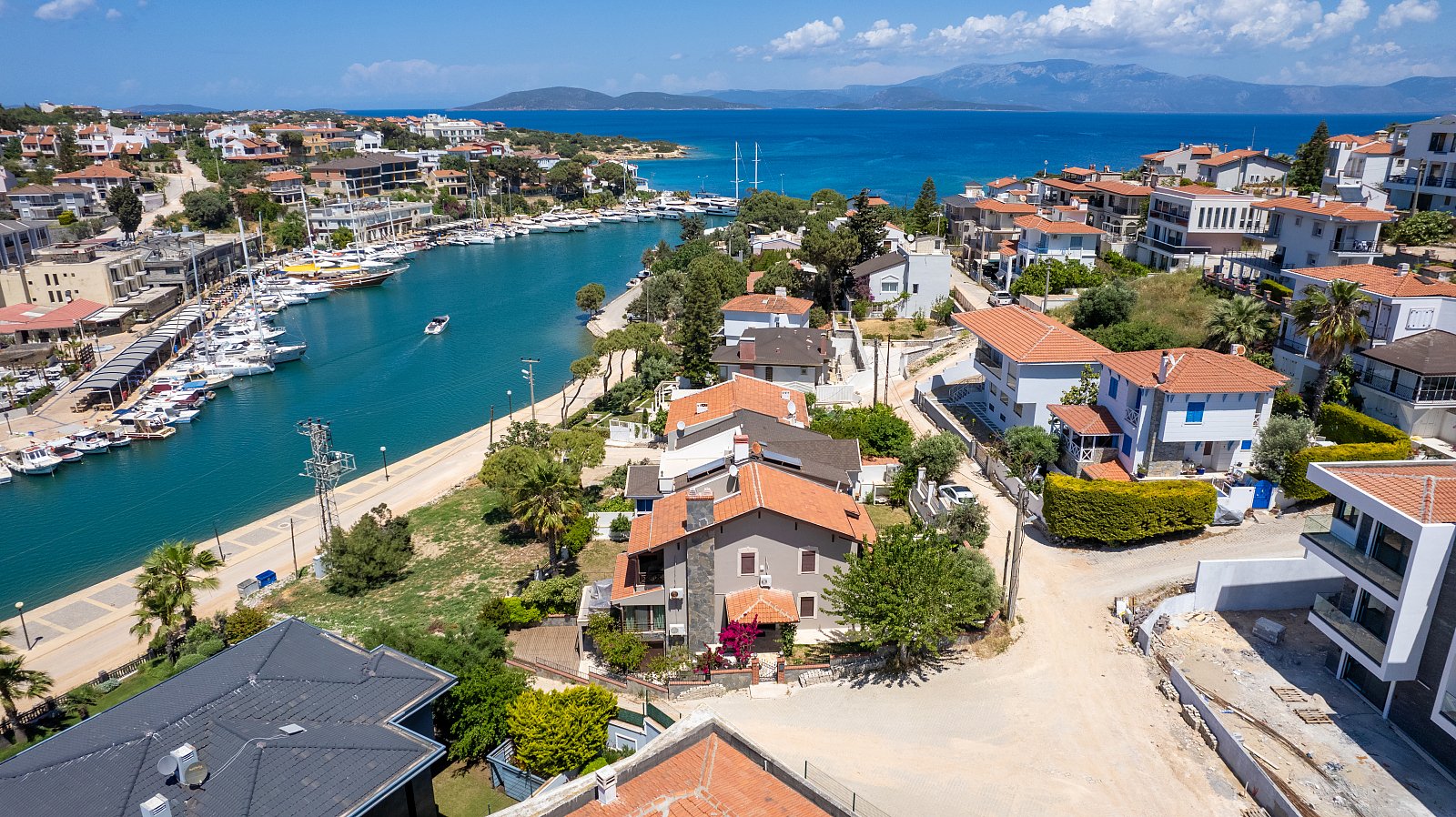 Çeşme Dalyan'da Marinaya Sıfır Deniz Manzaralı Eşyalı Villa