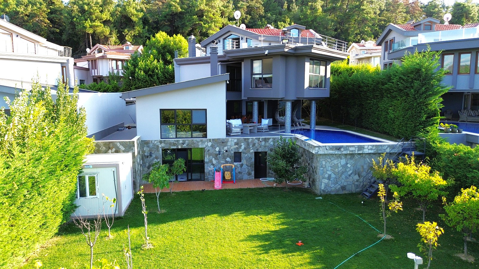 Villa 8 bedrooms 609 m² Altintas, Turkey