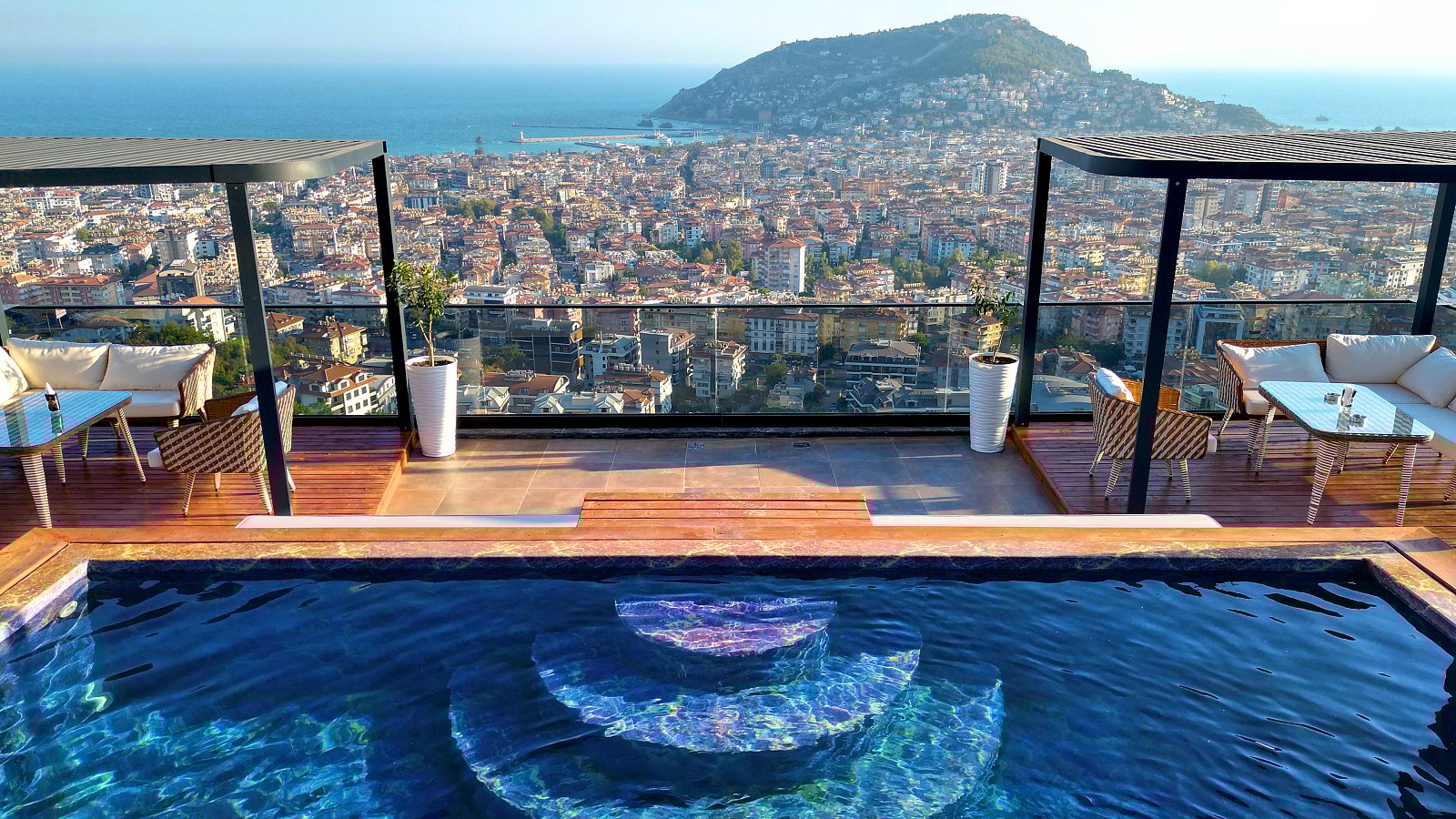 Alanya'da Anahtar Teslim Panoramik Deniz Manzaralı Şık Daireler