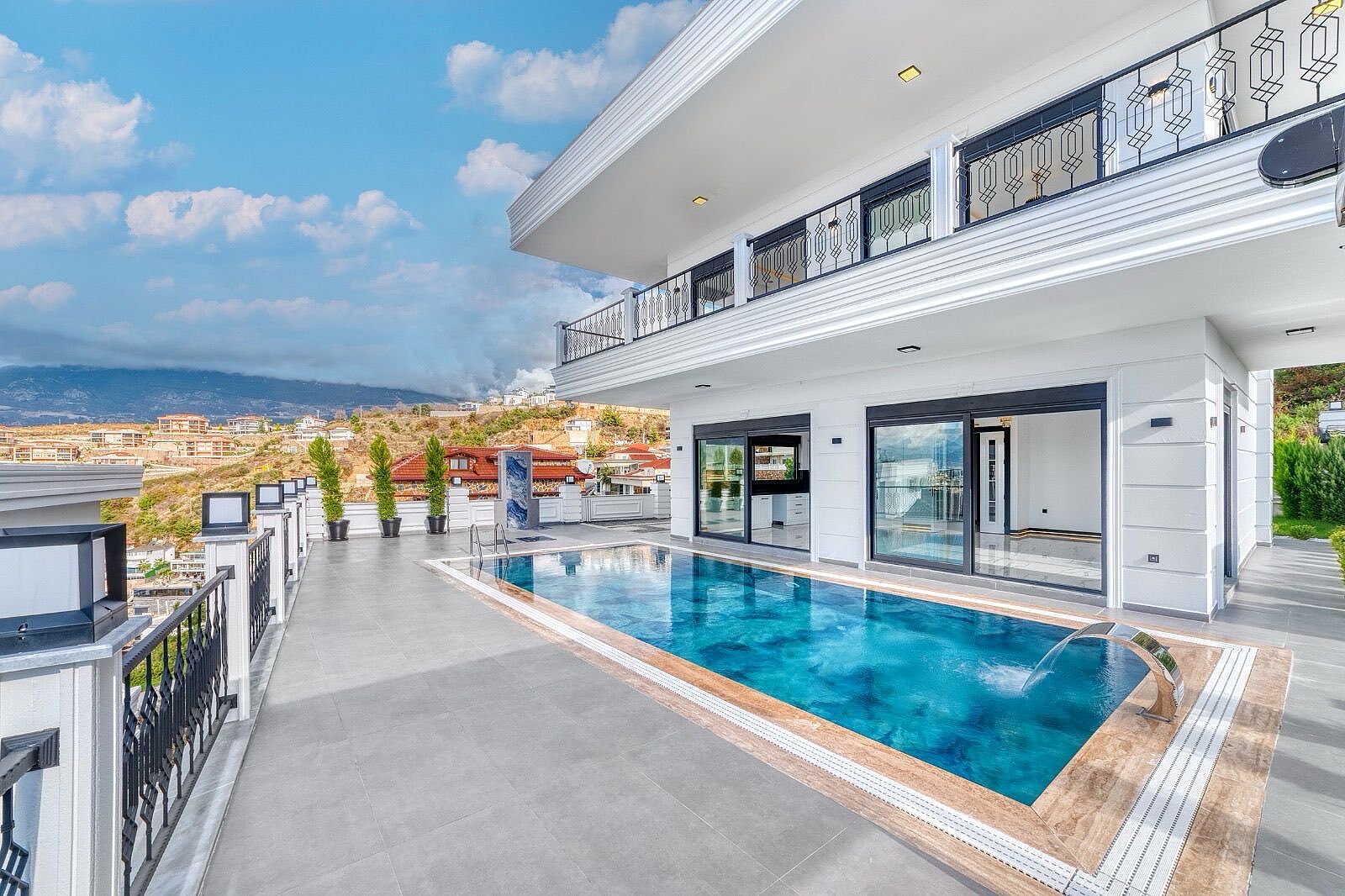 5-Zimmer-Villa 375 m² Mahmutlar, Türkei