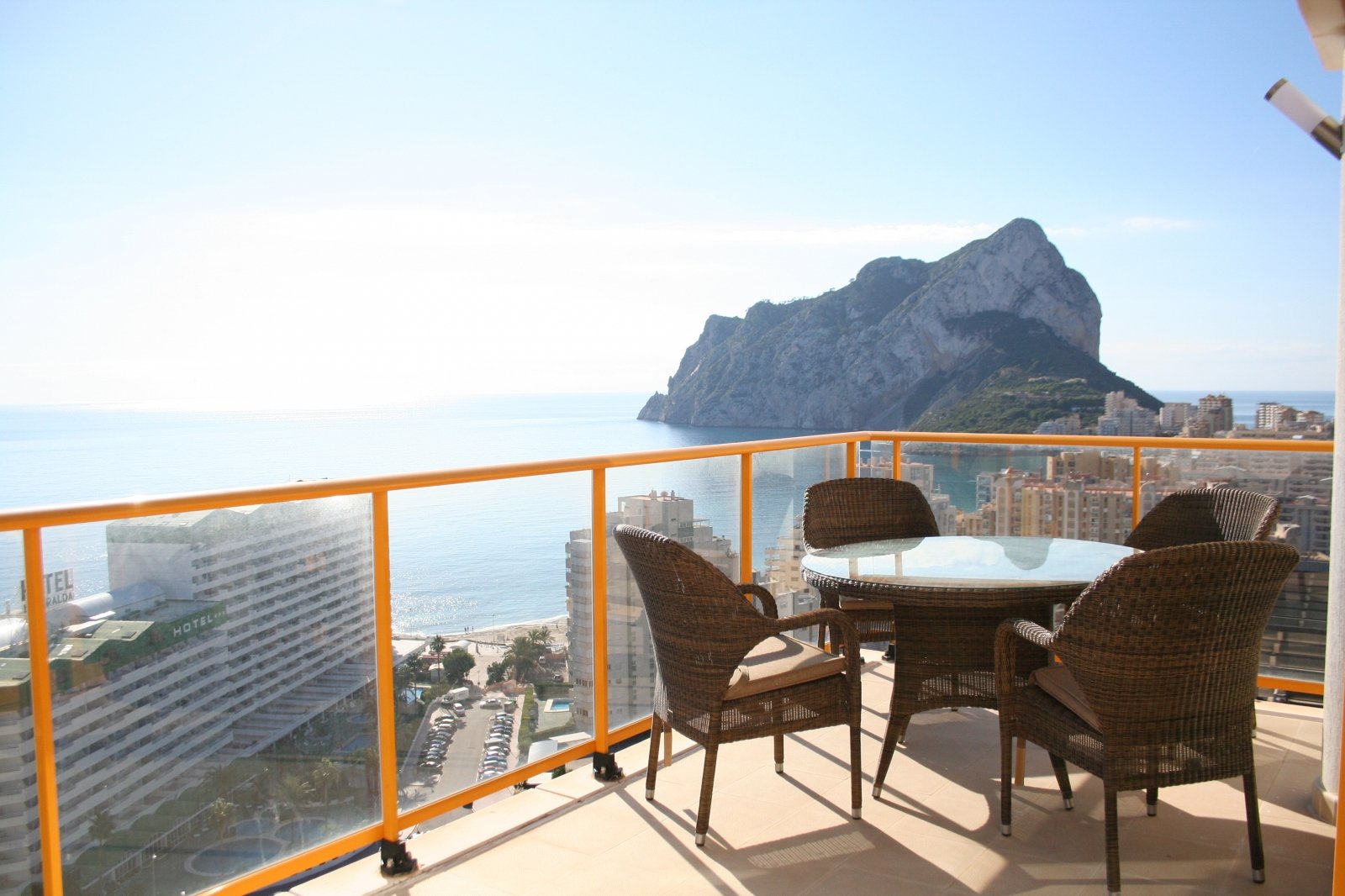Calpe Alicante’de Deniz Kenarında Daireler