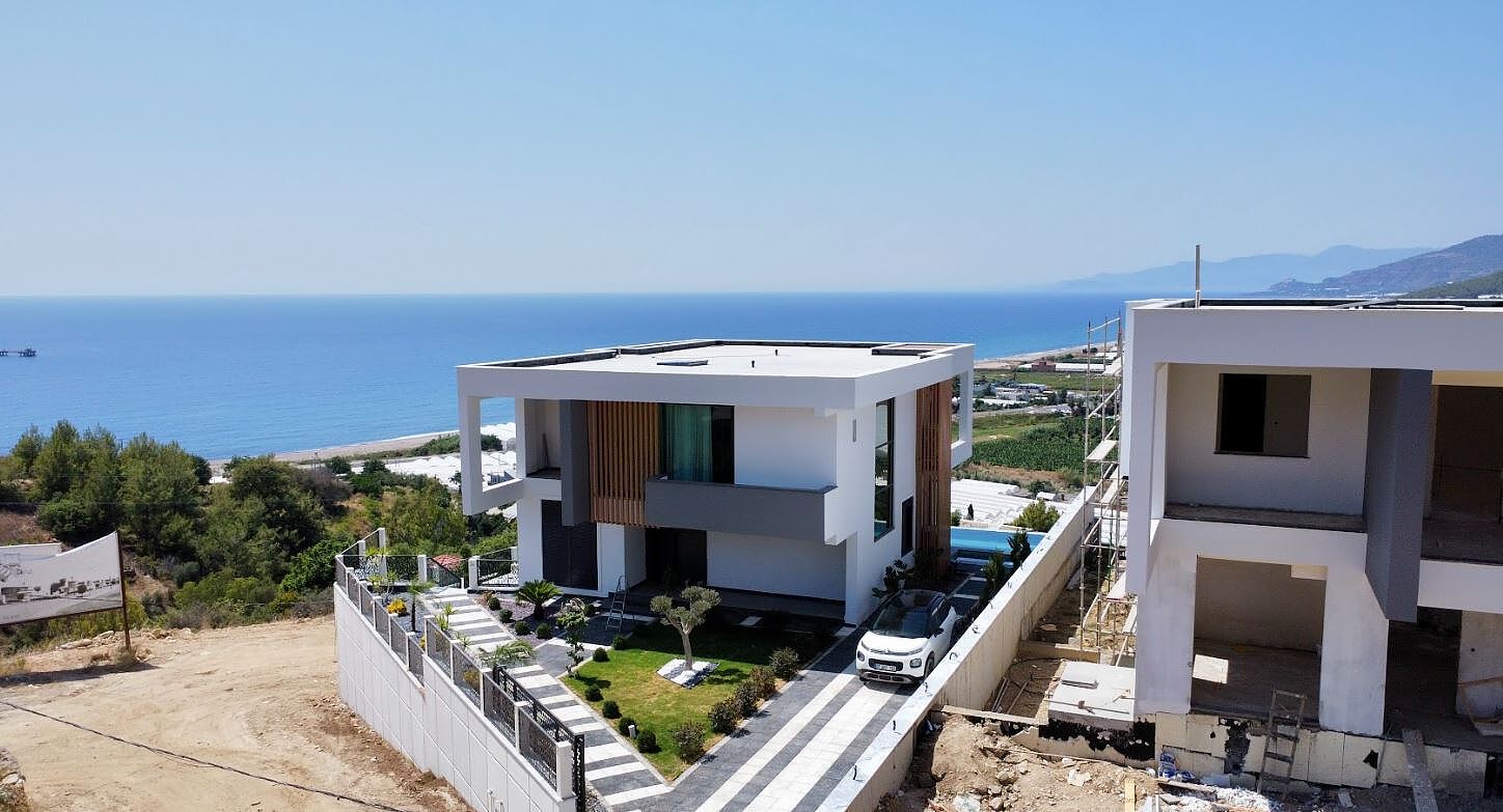 Alanya Yeşilöz'de Deniz ve Şehir Manzaralı Müstakil Villalar