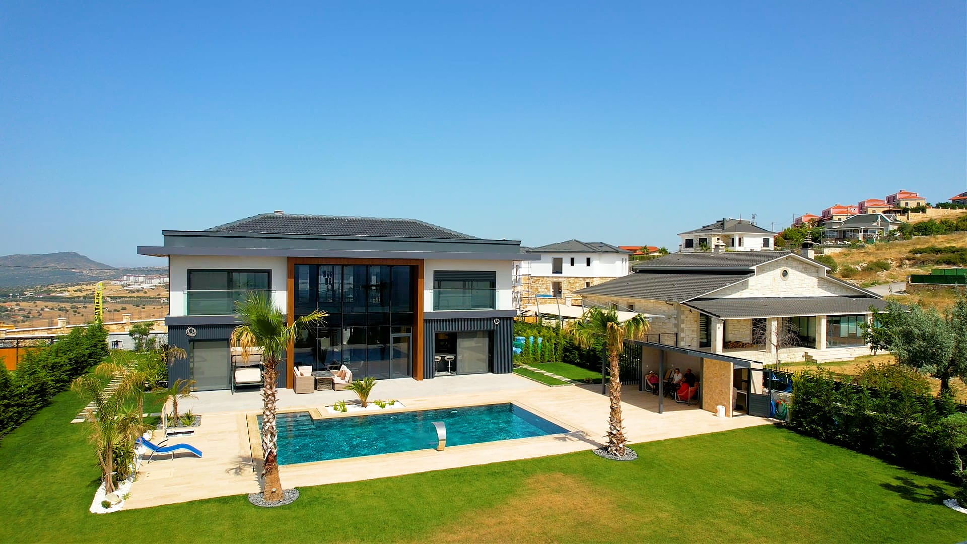 İzmir Foça'da Havuzlu ve Geniş Arsalı Satılık Müstakil Villa