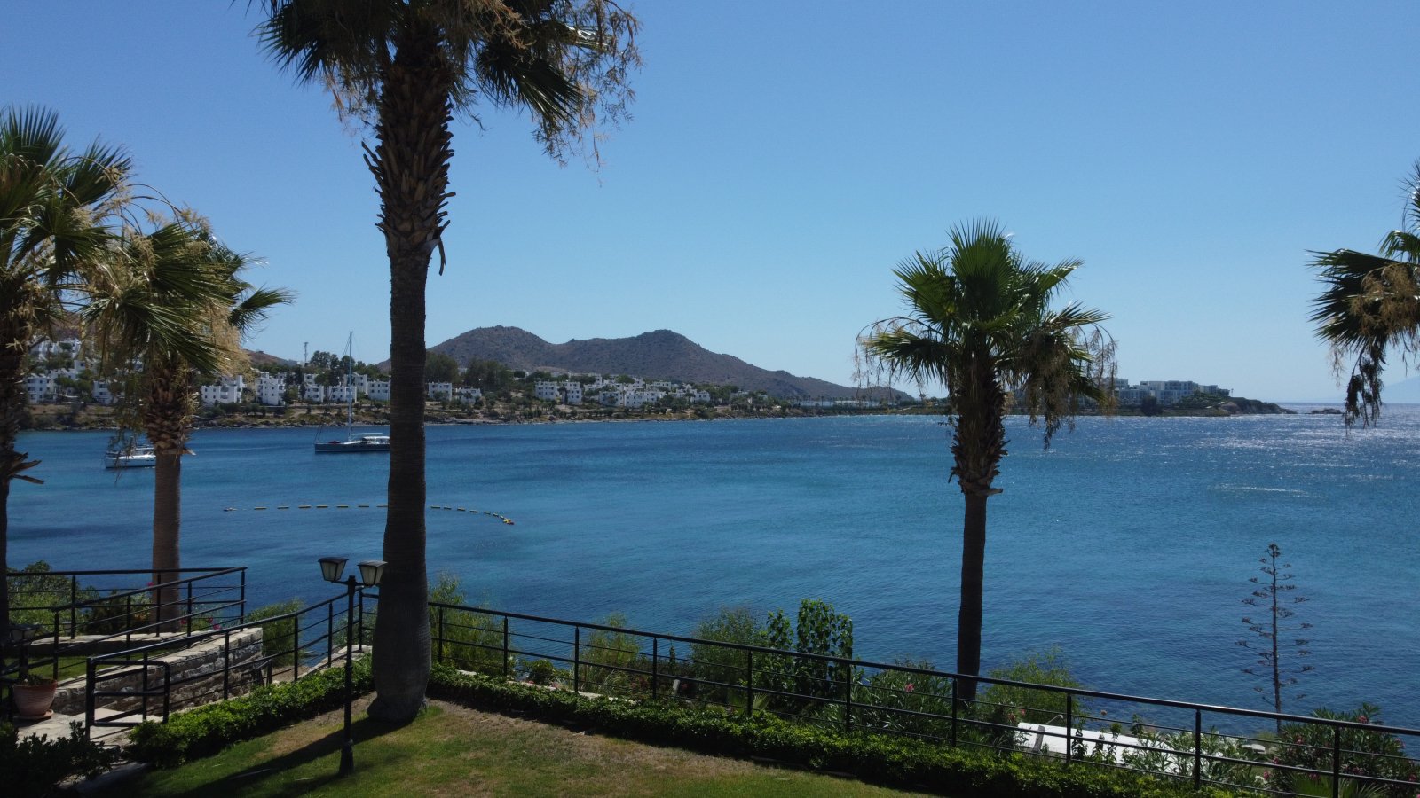 Bodrum Akyarlar'da Özel İskele ve Plajlı Denize Sıfır Villa