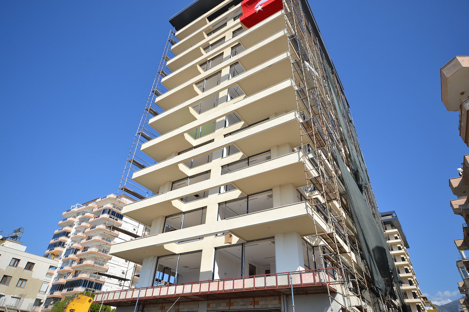 Alanya Mahmutlar'da Aktiviteli Sitede Denize Sıfır Daire