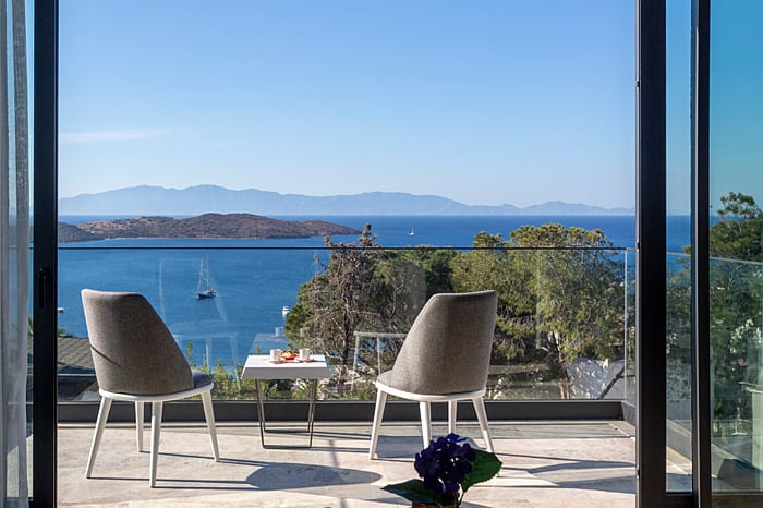 Bodrum'da Manzaralı Plaj Kullanımlı ve Bahçeli Daireler