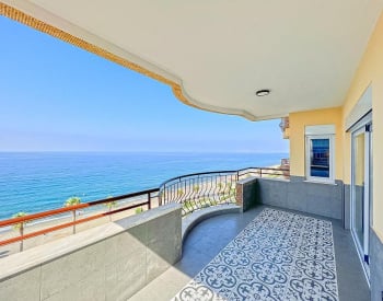 Alanya Mahmutlar'da Plaja Sıfır Konumlanan Sitede Satılık Daire
