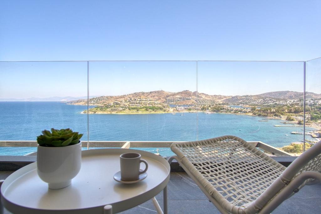 Bodrum Yalıkavak'ta Özel İskeleli ve Havuzlu Sitede Eşyalı Daireler