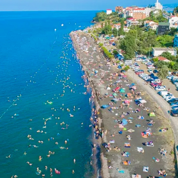 استكشف أفضل الشواطئ في طرابزون للسباحة، والاستمتاع بأشعة الشمس، والاسترخاء على ساحل البحر الأسود. استمتع بشواطئ هادئة، ووجهات عائلية، ووجهات بحرية خلابة.