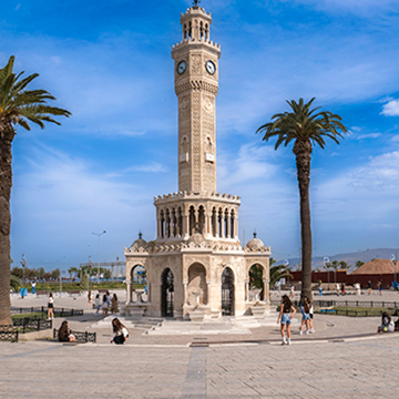 Konak Meydanı'ndaki Saat Kulesi