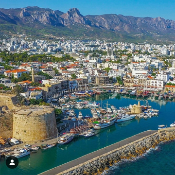 Lefkoşa en Girne tonen de geschiedenis en de schoonheid van de kust van Noord-Cyprus