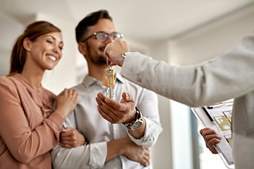 Trabajar con una inmobiliaria y anunciar la propiedad en España