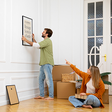 زوجی در حال آماده‌سازی خانه خود