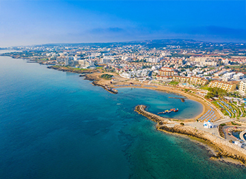 huizen met zeezicht op Cyprus