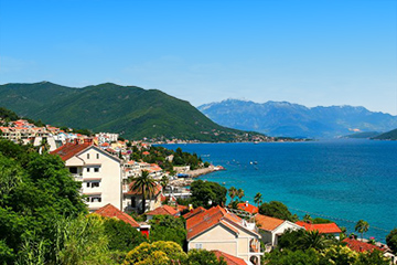 دليل كامل لشراء العقارات في مونتينيغرو. يتم شرح سوق العقارات والتمويل وخطوات الشراء والتكاليف وتصريح الإقامة في مونتينيغرو.