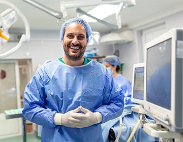 Een chirurg die glimlacht in de operatiekamer Een chirurg die glimlacht in de operatiekamer