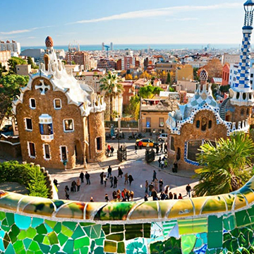 En vy med färgglada mosaiker i Park Güell