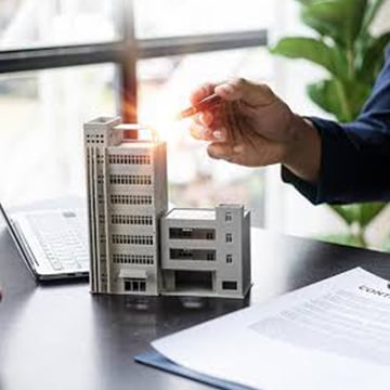 Los edificios tradicionales son manuales, mientras que los edificios inteligentes están automatizados