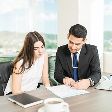 مستشار يشرح المستند القانوني للعميل في مكتبه مستشار يشرح المستند القانوني للعميل في مكتبه