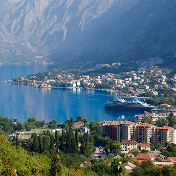 إطلالة على المدينة محاطة بالبحر والمساحات الخضراء إطلالة على المدينة محاطة بالبحر والمساحات الخضراء