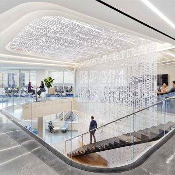 großes büro mit offener planung, modernen treppen, hellem design und großen fenstern großes büro mit offener planung, modernen treppen, hellem design und großen fenstern
