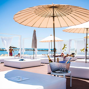 Vibras del mediodía: Beach clubs y cócteles en Málaga Vibras del mediodía: Beach clubs y cócteles en Málaga