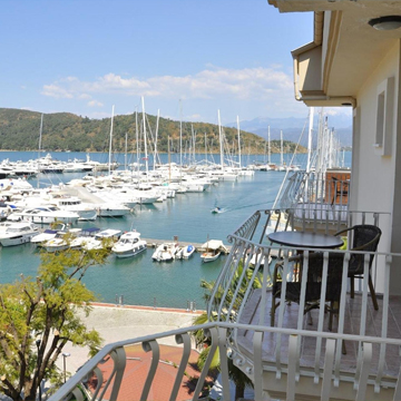 Вид с балкона дома, выходящего на пристань для яхт в Фетхие